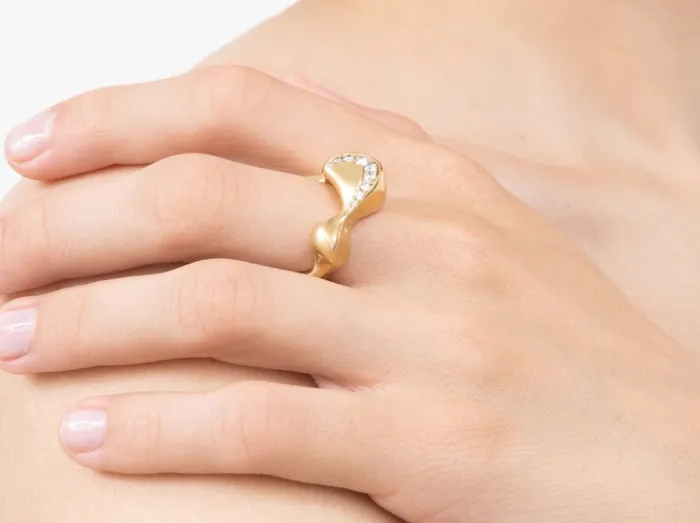 VRAM Rings Caryn Band 18K Yellow Gold with Diamonds